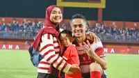 Pemain Madura United, Reva Adi Utama bersama istri dan anaknya usai pertandingan kontra Persik Kediri, Sabtu (6/8/2022). (Bola.com/Wahyu Pratama)