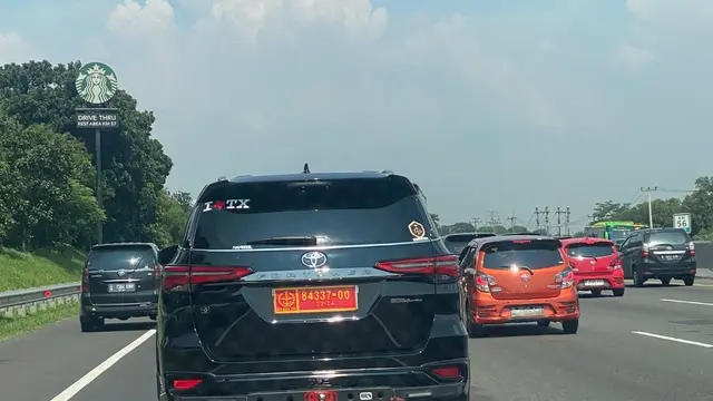 Video viral merekam tindakan arogan pria yang mengaku adik dari seorang jenderal TNI ketika terlibat cekcok di jalan dengan pengendara mobil lain. Mobil Toyota Fortuner itu berpelat dinas TNI 84337-00 yang masa berlaku sudah expired.
