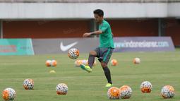 Aksi Irfan Bachdim saat melakukan jugling pada sesi latihan timnas Indonesia di Stadion Maguwoharjo, Sleman, Jumat (7/10/2016). (Bola.com/Nicklas Hanoatubun)