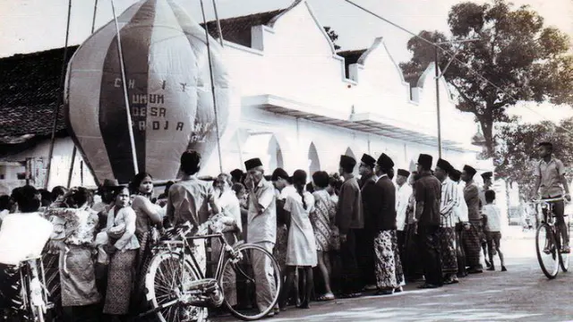 Indonesia tempo dulu sangat terlihat momen kebersamaannya. Belum ada smartphone, anak muda pada zaman tersebut larut dalam kegembiraan Lebaran bersama keluarga.