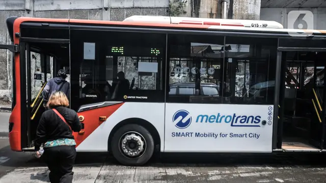 FOTO: Pemprov DKI Jakarta Izinkan Kapasitas Transportasi Umum 100 Persen