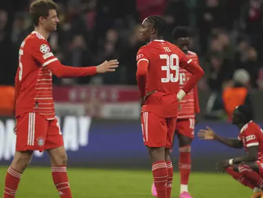 Bayern Munchen baru saja gagal lolos ke babak semifinal Liga Champions 2022/2023 setelah disingkirkan Manchester City di babak perempatfinal. Kekalahan Bayern Munchen di fase gugur Liga Champions dari klub Inggris bukan kali ini saja terjadi. Tercatat sejak era Liga Champions dimulai pada 1992/1993, Bayern Munchen telah lima kali disingkirkan oleh klub Inggris di fase gugur. Berikut daftar lengkapnya. (AP Photo/Matthias Schrader)