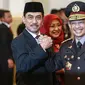 Kapolri Tito Karnavian memberikan selamat kepada  Kepala Badan Nasional Penanggulangan Terorisme (BNPT) Suhardi Alius menandatangani berita acara saat pelantikan Kepala BNPT dan BPOM di Istana Negara, Jakarta, Rabu (20/7). (Liputan6.com/Faizal Fanani)