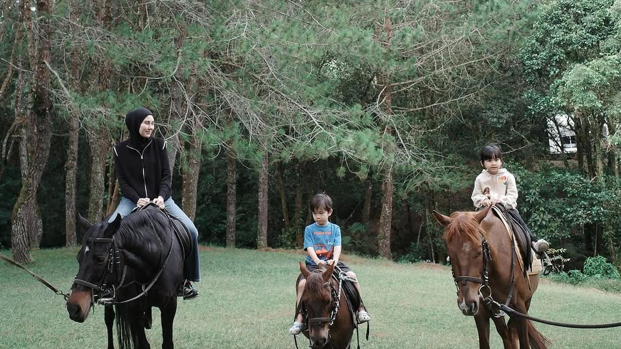7 Potret Syahnaz Sadiqah Dan Jeje Govinda Ajak Anak Camping, Si Kembar Juga Asyik Berkuda