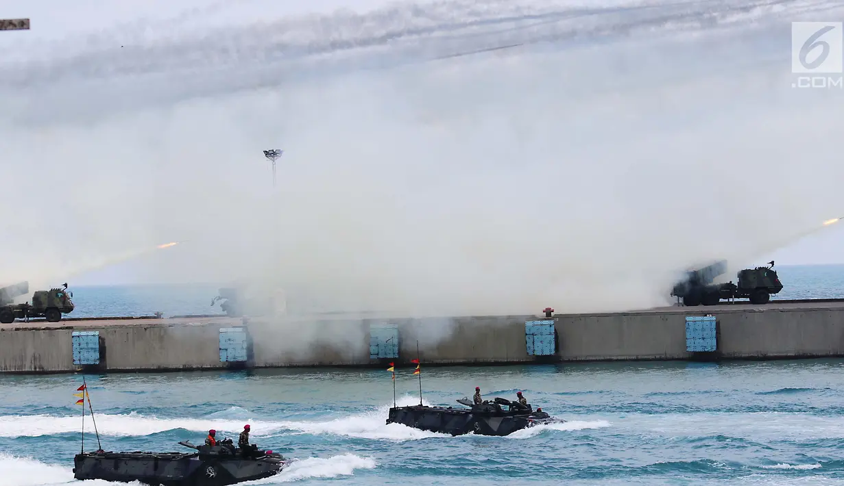 Sejumlah prajurit TNI melakukan aksi pengamanan dengan kekuatan militer yang di miliki TNI saat geladi resik HUT TNI ke-72 di Cilegon, Banten, Selasa (3/10). (Liputan6.com/Angga Yuniar)