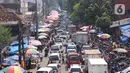 Sejumlah kendaraan terjebak macet di kawasan Pasar Kebayoran Lama, Jakarta, Selasa (11/5/2021). Sudah menjadi tradisi menjelang Idul Fitri 1442 H, warga belanja sembako dan daging untuk keperluan lebaran hingga membuat kawasan tersebut macet. (Liputan6.com/Angga Yuniar)