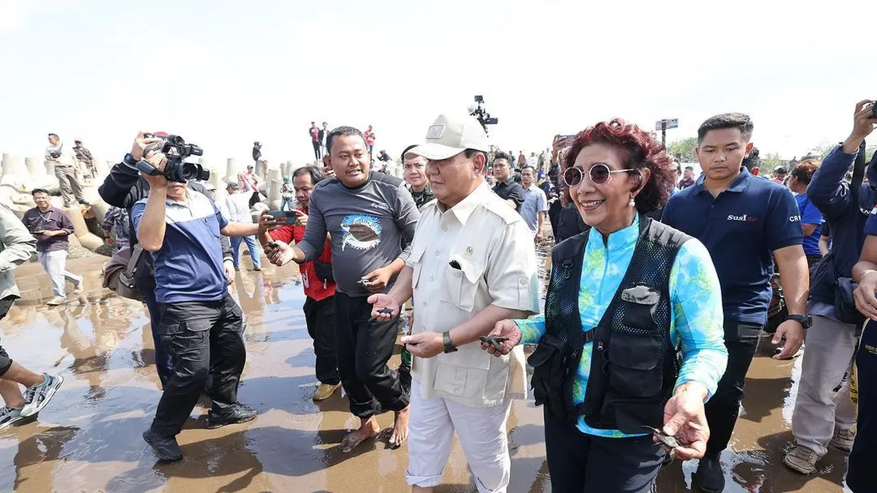 Calon presiden atau capres Partai Gerindra Prabowo Subianto menghadiri sebuah agenda di Pantai Pangandaran, Jawa Barat. Mantan Menteri Kelautan dan Perikanan Susi Pudjiastuti nampak mendampingi Prabowo.