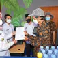 Bupati Banyuwangi Infuk Fiestiandani Mengecek Pelayanan Adminduk Yang Ada di Ruang Publik Embung Kenitu, di Desa Stail, Kecamatan Sempu Banyuwangi. (Istimewa)