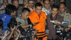 Ketua Komisi D DPRD DKI Jakarta dari partai Gerindra M Sanusi (tengah) usai di periksa di KPK, Jakarta, Sabtu, (2/4). M Sanusi ditahan di Polres Jakarta Selatan dalam kasus suap dengan seorang dari pihak swasta . (Liputan6.com/Helmi Afandi)