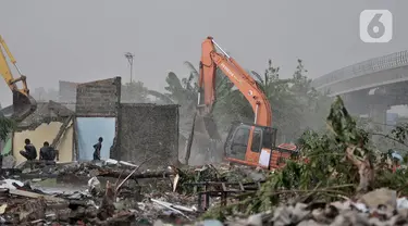 Warga terdampak menyaksikan kendaraan alat berat menggusur permukiman di Cipinang Melayu, Jakarta, Selasa (21/7/2020). Sebanyak 24 rumah di RT 009/014 Kelurahan Cipinang Melayu itu digusur oleh petugas gabungan untuk lahan proyek pembangunan kereta cepat Jakarta-Bandung. (merdeka.com/Iqbal Nugroho)