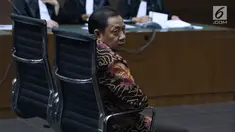 Mantan Bupati Kepulauan Sula Maluku Utara, Ahmad Hidayat Mus saat menjalani sidang perdana di Pengadilan Tipikor, Jakarta, Kamis (22/11). Sidang mendengarkan pembacaan dakwaan dari JPU KPK. (Liputan6.com/Helmi Fithriansyah)