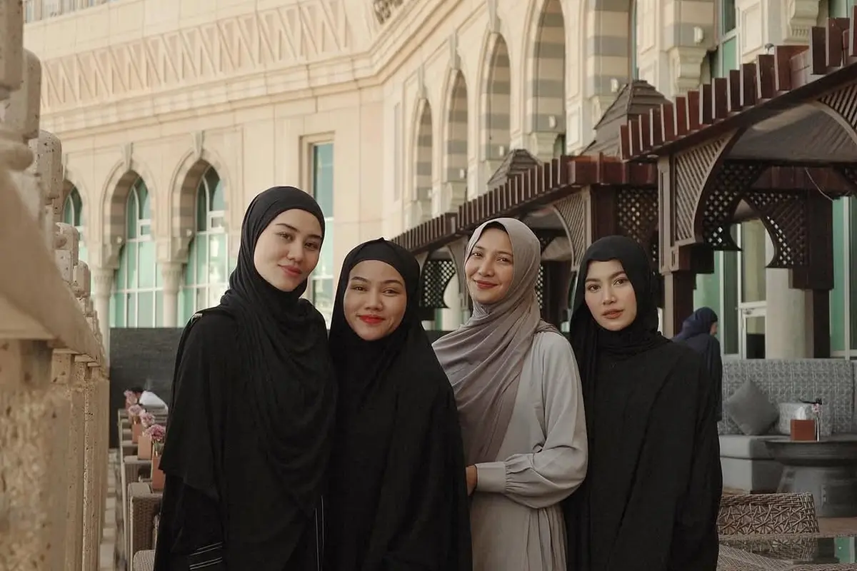 Gaya 4 Istri Kompak dan Soleha Mahalini Raharja, Aaliyah Massaid, Sheila Dara, dan Yura Yunita Saat Umroh dengan Nuansa Monokrom