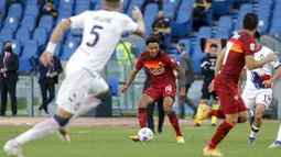 Pemain AS Roma, Bryan Reynolds, mengontrol bola saat melawan Crotone pada laga Liga Italia di Stadion Olimpico, Senin (10/5/2021). AS roma menang dengan skor 5-0. (AP/Gregorio Borgia)