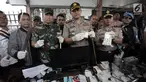 Kapolres Jakarta Barat Kombes Pol Hengki Haryadi didampingi Dandim 0503 Jakbar Letkol Kav Andre Henry Masengi menunjukkan barang bukti narkoba usai melakukan penggerebekan di Kampung Ambon, Cengkareng, Jakarta, Rabu (24/1). (Liputan6.com/Arya Manggala)