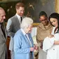 Pangeran Harry dan Meghan Markle telah menamai putra mereka Archie Harrison Mountbatten-Windsor. Terlihat Ratu Elizabeth II dan Pangeran Phillip bertemu dengan cicit mereka, bersama dengan ibu Meghan, Doria Ragland. ( Chris Allerton, Sussex Royal)