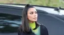 Kim Kardashian mengenakan vintage piece rancangan Issey Miyake untuk berbelanja, di tahun 2019.