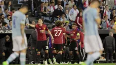 Para pemain Manchester United merayakan gol Marcus Rashford saat melawan Celta Vigo pada leg pertama semifinal Liga Europa di Balaidos stadium, Vigo, (4/5/2017). MU menang 1-0. (AP/Lalo R. Villar)