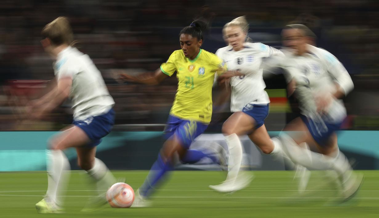 Pemain Timnas Brasil, Kerolin (kedua kiri) berusaha melewati sejumlah pemain Timnas Inggris pada laga Finalisima Putri 2023 di Stadion Wembley, London, Jumat (07/04/2023) WIB. The Three Lions secara dramatis mengalahkan Brasil dengan skor 4-2 dalam babak adu penalti setelah bermain imbang 1-1 di waktu normal. (AP Photo/Ian Walton)
