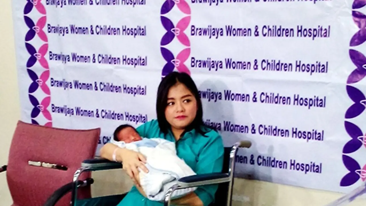 Tika Ramlan dan anak keduanya.