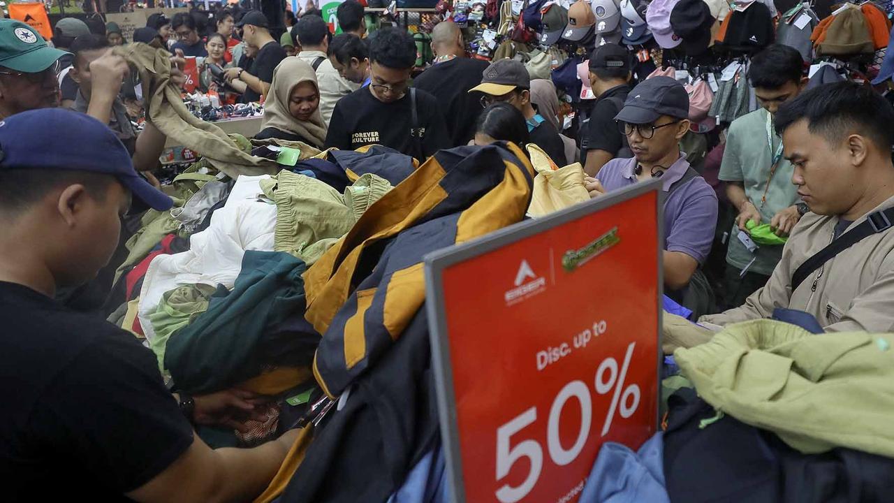 FOTO: Akhir Pekan, Pengunjung Berburu Perlengkapan Outdoor di Indofest 2025