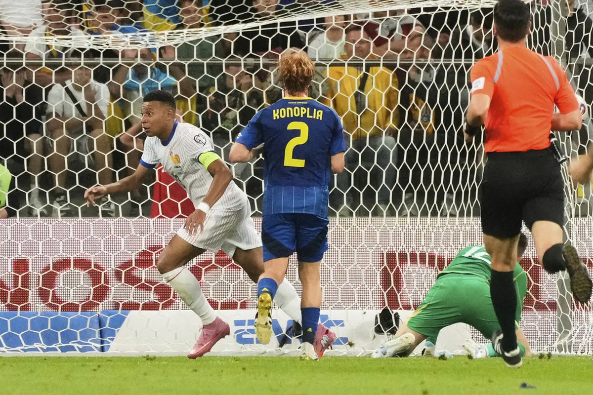 Selebrasi penyerang Timnas Prancis, Kylian Mbappe, usai menjebol gawang Timnas Ukraina di laga laga perdana Grup D Kualifikasi Piala Dunia 2026 zona Eropa di Tarczynski Arena, Sabtu (06/09/2025). (AP Photo/Czarek Sokolowski)