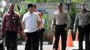 Bupati Lampung Selatan Zainudin Hasan dikawal petugas berjalan menuju gedung KPK, Jakarta, Jumat (27/7). Zainudin Hasan akan menjalani pemeriksaan 1x24 jam dan Tim KPK mengamankan uang Rp 700 juta. (Merdeka.com/Dwi Narwoko)