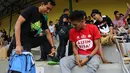 Bima Sakti menunjukkan bekas cedera parah pada engkelnya kepada Alfin Tuasalamony. (Bola.com/Arief Bagus)