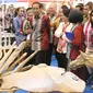 Presiden Joko Widodo bersama ibu negara Iriana meninjau pameran Trade Expo 2017 di ICE BSD, Tangerang Selatan, Rabu (11/10). Pameran Trade Expo Indonesia (TEI) ke-32 tersebut  berlangsung dari 11-15 Oktober 2017. (Liputan6.com/Angga Yuniar)