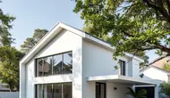 Rumah Atap Miring Konsep Industrial/Model Rumah Sederhana atap Miring  (Sumber: qwen.ai)