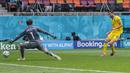 Roman Yaremchuk. Striker Ukraina berusia 25 tahun ini telah mencetak 2 gol dalam dua laga di fase grup. Bermain di luar kompetisi elite Eropa menjadikan dirinya tidak diperhitungkan di ajang Euro 2020 ini. Padahal, bersama KAA Gent ia sudah mencetak 47 gol sejak 2017. (Foto: AP/Pool/Vadim Ghirda)
