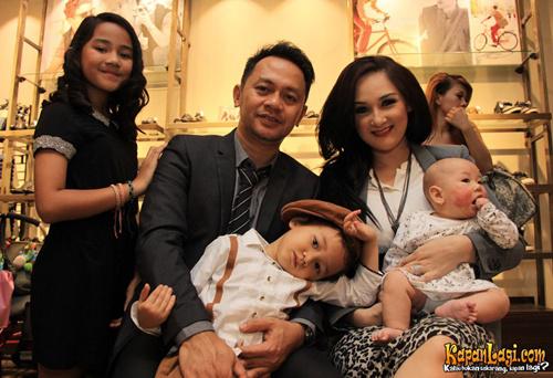 Mona Ratuliu bersama suami dan anak-anaknya | Photo: Copyright KapanLagi.com