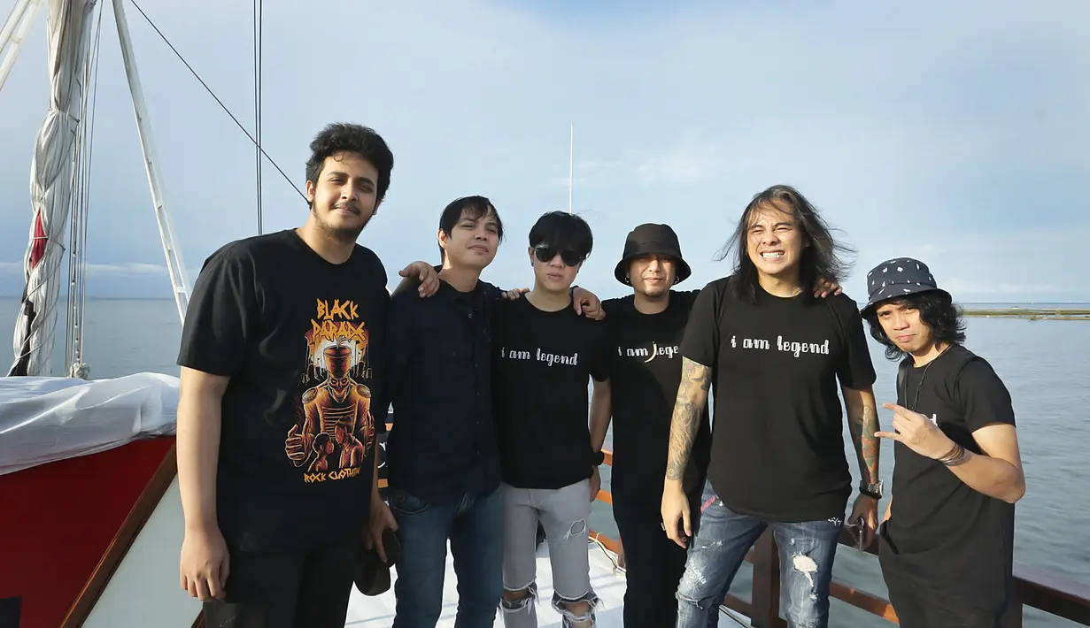 Band Element Rayakan 21 tahun berkarier di atas kapal phinisi. (Bambang E Ros/Fimela.com)
