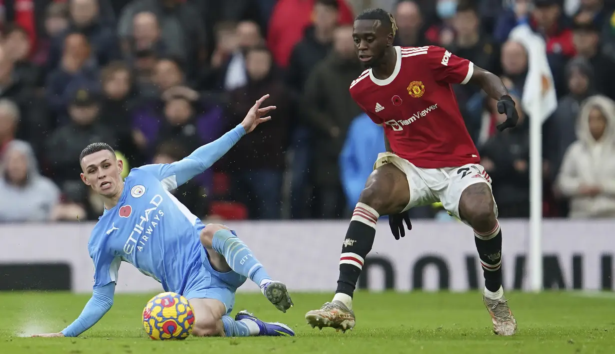 Aaron Wan Bissaka. Kelemahannya terlihat jelas di babak pertama saat beberapa kali gagal mengahalau manuver Joao Cancelo dan Phil Foden. Pergerakannya juga telah menimbulkan celah yang lebar untuk para pemain Manchester City leluasa melakukan penetrasi. Layak diberi nilai 3. (AP/Jon Super)