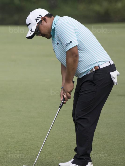 Pegolf Thailand, Panuphol Pittayarat, menjadi juara Golf Indonesia Open di Lapangan Golf Pondok Indah, Jakarta, Minggu (29/10/2017). Dirinya mengumpulkan 265 pukulan atau 23 di bawah par selama empat hari. (Bola.com/Vitalis Yogi Trisna)