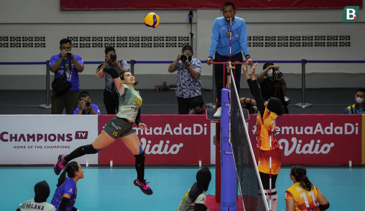 Yolla juga tercatat pernah mendapatkan kesempatan bermain di Timnas Voli Putri Indonesia dan berhasil mempersembahkan medali perunggu SEA Games 2013 dan 2015 serta medali perak SEA Games 2017. (Bola.com/Bagaskara Lazuardi)