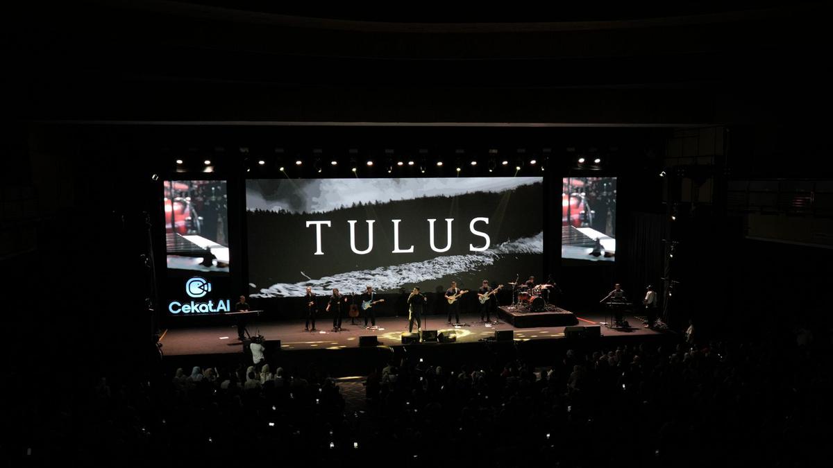 Potret Tulus Manggung di Ajang Cekat Innov 25 Jakarta, Tampil Nyaman dengan Busana Serba Hitam