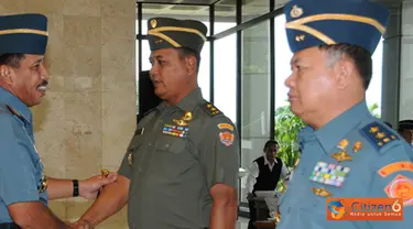 Citizen6, Cilangkap: Panglima TNI Laksamana TNI Agus Suhartono memberi selamat kepada 22 perwira tinggi (Pati) yang telah mendapat kenaikan pangkat. (Pengirim: Badarudin Bakri)