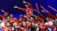 Anggota tim Uber Indonesia memberi dukungan kepada tim Indonesia yang sedang bertanding pada babak semifinal Piala Thomas 2016 di Kunshan, China, Jumat (20/5/2016). (PBSI)