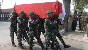 Kepulangan Praka Rico Pramudia kali ini bukan untuk melepas rindu keluarga, melainkan untuk peristirahatan terakhir. (Liputan6.com/Reza Efendi)