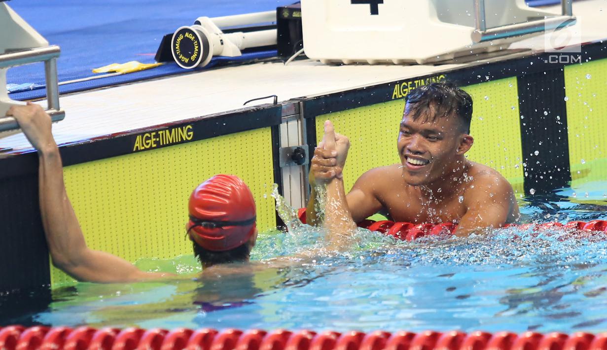 Atlet Indonesia Aris Wibawa berselebrasi usai menang pada babak final putra 100 meter gaya dada SB7 para renang Asian Para Games 2018 di Aquatic Center, GBK, Jakarta, Senin (8/10). Aris berhasil meraih perak dalam kelas tersebut. (Merdeka.com/Imam Buhori)