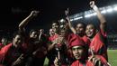 Para pemain Persebaya melakukan selebrasi juara usai mengalahkan PSMS pada laga final Liga 2 di Stadion GBLA, Bandung, Selasa (28/11/2017). PSMS kalah 2-3 dari Persebaya. (Bola.com/Vitalis Yogi Trisna)