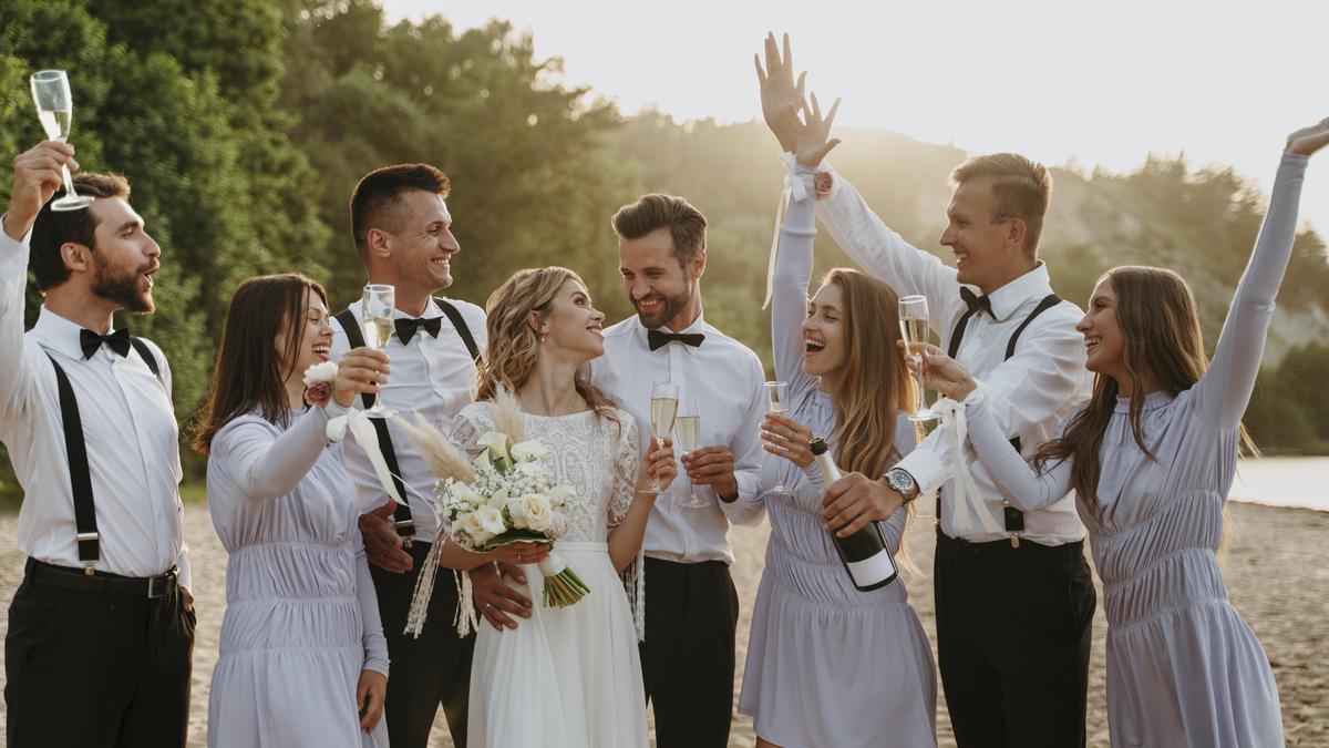5 Inspirasi Model Baju Bridesmaid Polos, Tampil Elegan di Hari Istimewa Sahabat