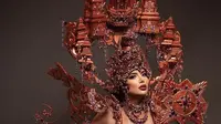 Kostum karya desainer muda bernama Arby Jaya Sasmita berkibar diajang bergensi kelas dunia, Miss International Queen 2023. (Istimewa)