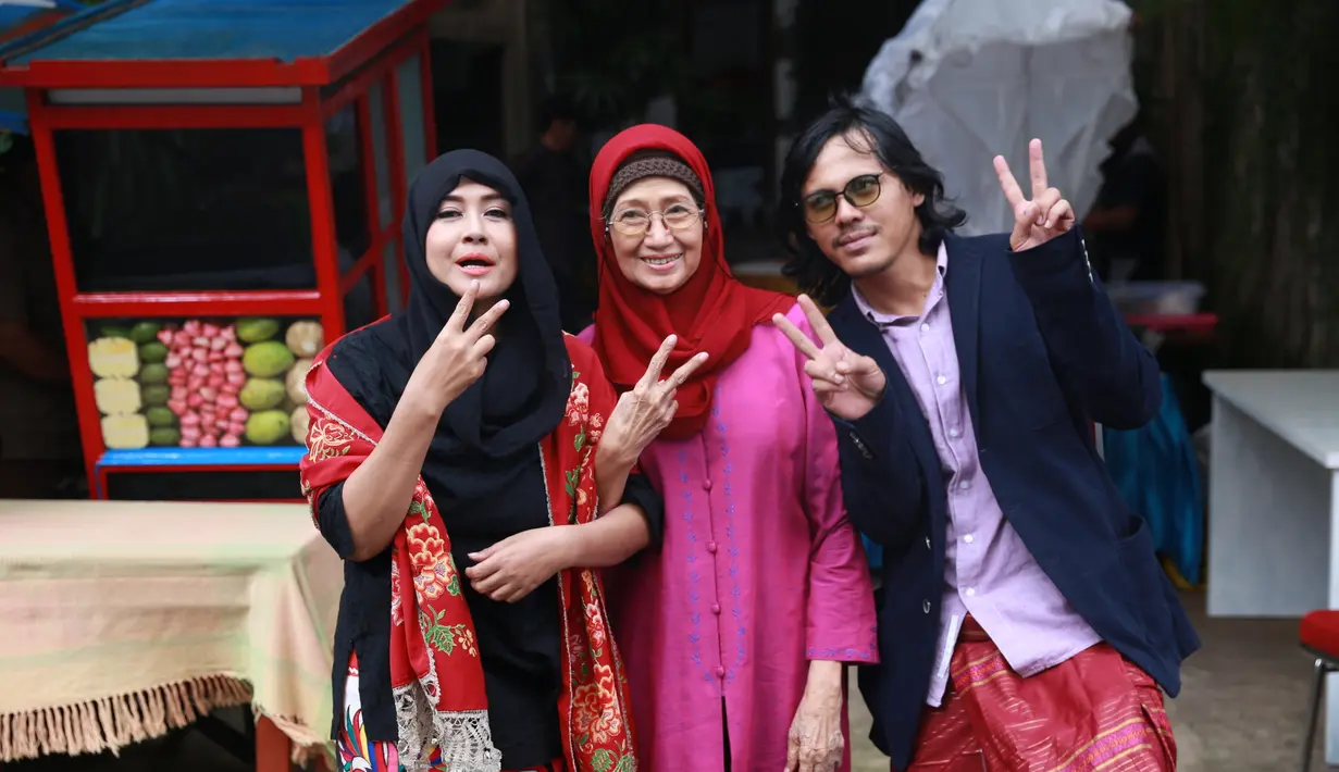 Aktris senior itu resmi dipersunting oleh asisten pribadinya. Lelaki yang biasa mengurus segala pekerjaan Ria di dunia entertainment. 11 tahun Mayky mendampingi Ria. (Adrian Putra/Bintang.com)