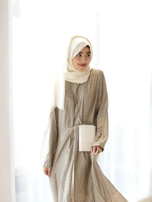 Kaftan krem berbahan katun ini sangat cocok untuk kamu yang suka outfit simpel dan anggun di hari yang suci. (instagram/shireeenz)