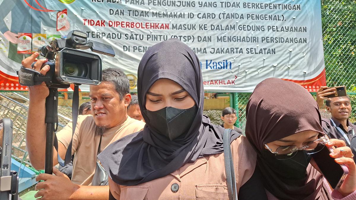 Angbeen Rishi Hadiri Sidang Cerainya dengan Adly Fairuz: Doain Biar Lancar