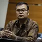 Natalius Pigai memberi keterangan saat jumpa pers di KPK, Jakarta, Senin (4/6). Pada kesempatan itu juga disampaikan perkembangan kesehatan Novel Baswedan paska penyiraman air keras. (Liputan6.com/Faizal Fanani)