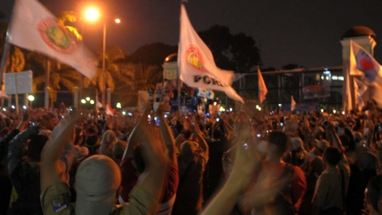 Usai seharian demo, guru honorer bersorak gembira diangkat PNS