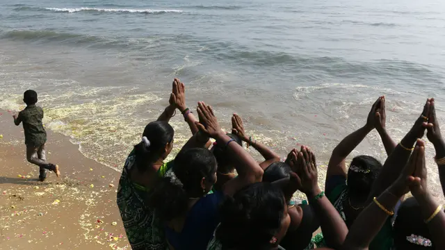 Peringati Tsunami 2004, Warga India Larung Bunga ke Laut