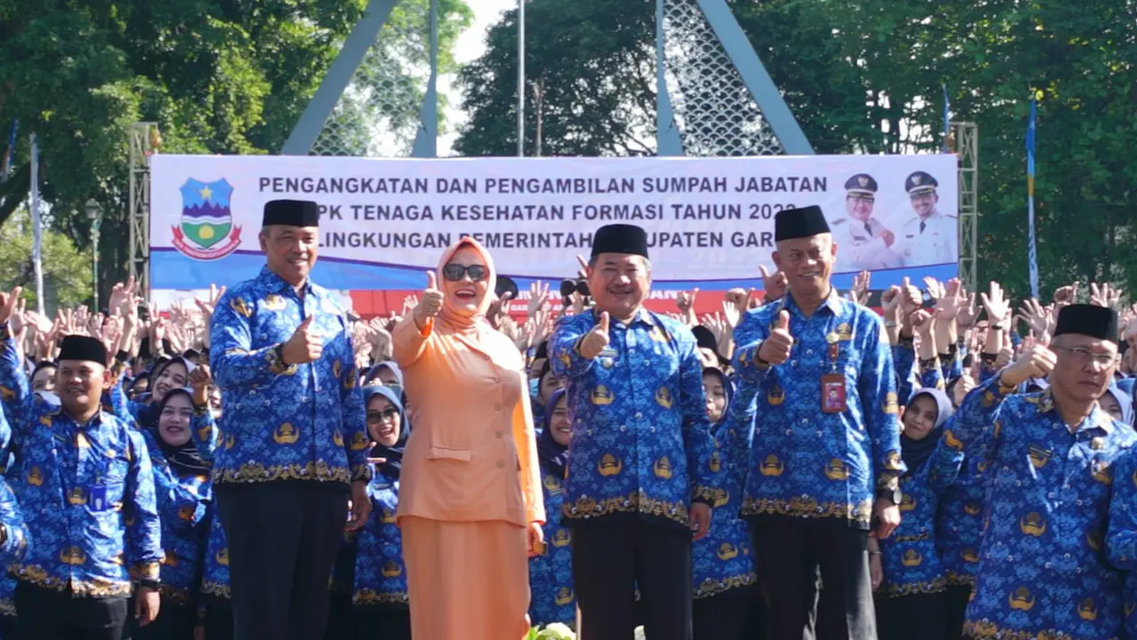 Sebanyak 1.605 Aparatur Sipil Negara (ASN) tenaga kesehatan (Nakes) yang diangkat melalui Pegawai Pemerintah dengan Perjanjian Kerja (PPPK), akhirnya tersenyum lega setelah mengantongi SK pengangkatan. (Liputan6.com/Jayadi Supriadin)
